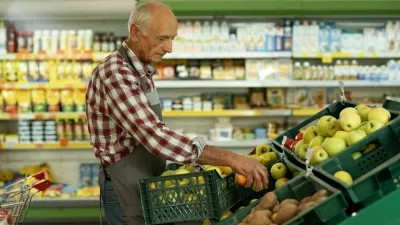 Na pristojnem ministrstvu so predlagali več ukrepov za spodbujanje delovne aktivnosti starej&scaron;ih, med njimi tudi načrt prilagoditve delovne obremenitve v obdobju med 55. in 60. letom starosti. / Foto: iStock