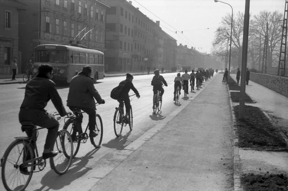 Ko na vrata potrka pomlad, je na cestah vse več kolesarjev. / Foto:&nbsp;Marjan Ciglič, hrani Muzej novej&scaron;e in sodobne zgodovine Slovenije