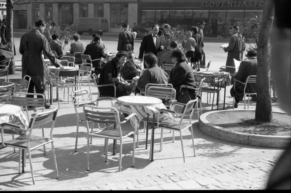 S pomladjo zaživijo tudi gostinski vrtovi.&nbsp;/ Foto:&nbsp;Marjan Ciglič,&nbsp;hrani Muzej novej&scaron;e in sodobne zgodovine Slovenije
