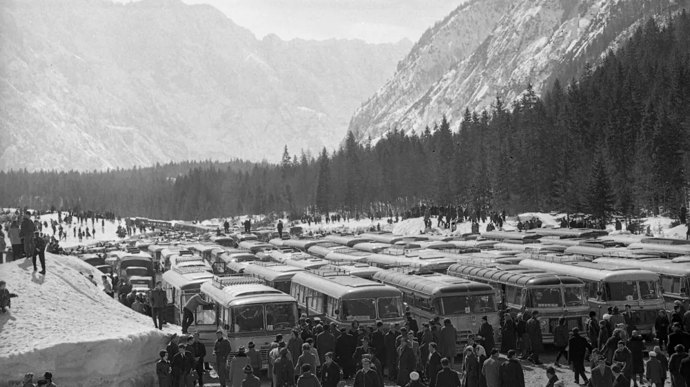 Planica je že desetletja na&scaron; največji &scaron;portni praznik. Leta 1963 so parkiri&scaron;če do zadnjega mesta zasedli avtobusi.&nbsp;/ Foto:&nbsp;Marjan Ciglič,&nbsp;hrani Muzej novej&scaron;e in sodobne zgodovine Slovenije