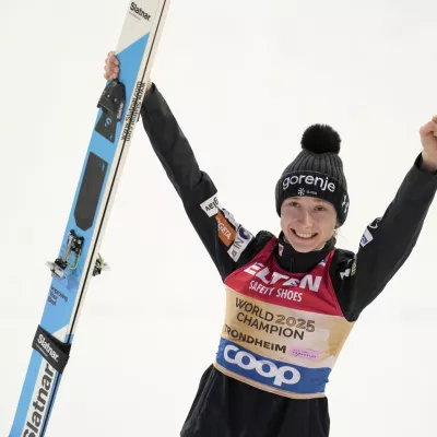 Nika Prevc po petkovi zmagi v Trondheimu. / Foto: AP