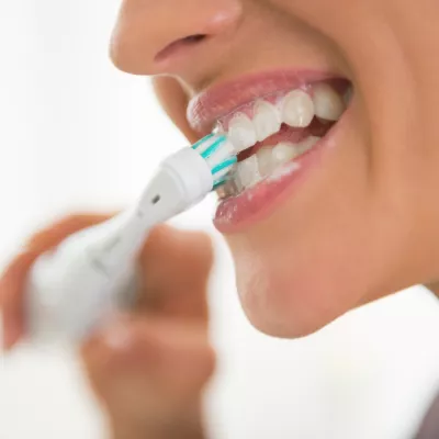 Closeup on young woman brushing teeth / Foto: Centralitalliance