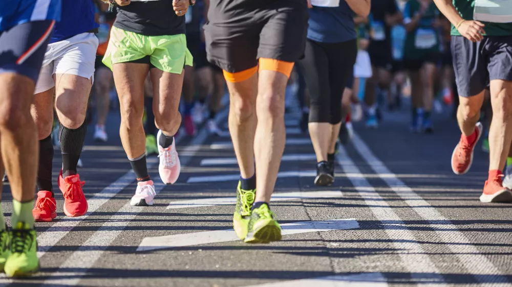 Runners on the street. Healthy lifestyle. Motion exercise. Athletics / Foto: Abbphoto