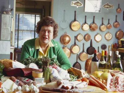 Portrait of American chef, author, cooking teacher, author, and tv host Julia Child (1912 - 2004) as she poses in her kitchen, Cambridge, Massachusetts, 1972. (Photo by Hans Namuth/Photo Researchers History/Getty Images) / Foto: Photo Researchers