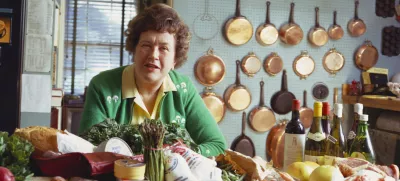 Portrait of American chef, author, cooking teacher, author, and tv host Julia Child (1912 - 2004) as she poses in her kitchen, Cambridge, Massachusetts, 1972. (Photo by Hans Namuth/Photo Researchers History/Getty Images) / Foto: Photo Researchers