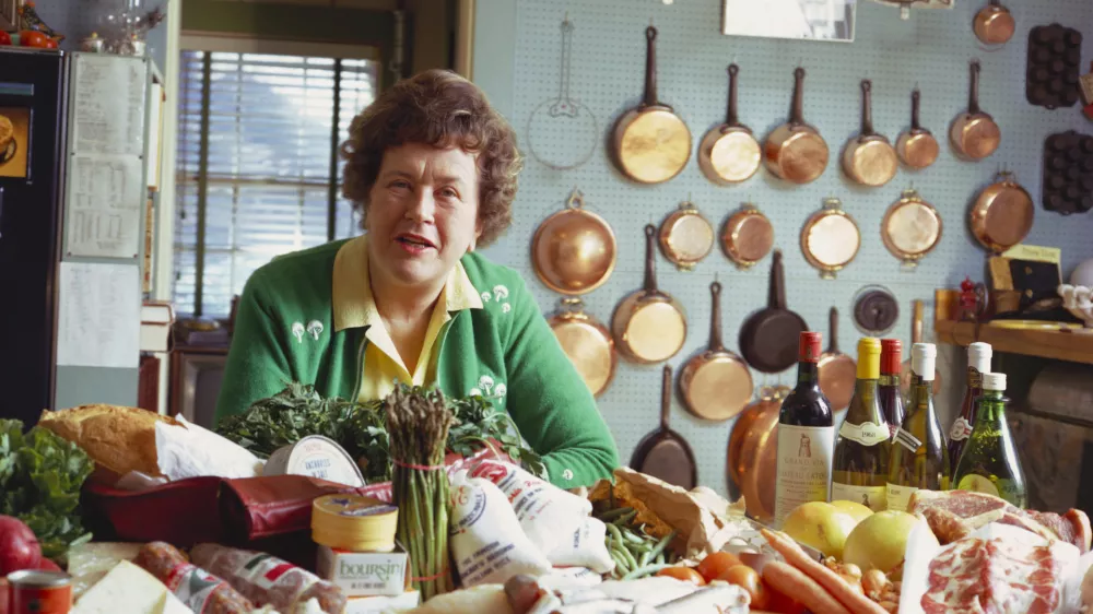 Portrait of American chef, author, cooking teacher, author, and tv host Julia Child (1912 - 2004) as she poses in her kitchen, Cambridge, Massachusetts, 1972. (Photo by Hans Namuth/Photo Researchers History/Getty Images) / Foto: Photo Researchers