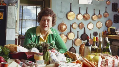 Portrait of American chef, author, cooking teacher, author, and tv host Julia Child (1912 - 2004) as she poses in her kitchen, Cambridge, Massachusetts, 1972. (Photo by Hans Namuth/Photo Researchers History/Getty Images) / Foto: Photo Researchers