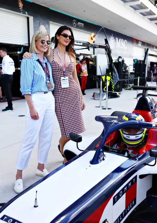 Eno od lanskih dirk si je v družbi Susie Wolff, generalne direktorice F1 academy (levo), ogledala tudi zvezdnica iz klana Kardashianovih Kendall Jenner. / Foto: Getty Images