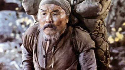 Kino. Uzala, Der Kirgise, Derzu Uzala, Uzala, Der Kirgise, Derzu Uzala, Maxim Munsuk Jahre sp&auml;ter begegnet Wladimir Dersu (Maxim Munsuk) wieder. Da dessen Sehkraft inzwischen nachgelassen hat, nimmt Wladimir den alten Mann in seinem Haus auf., 1975. (Photo by FilmPublicityArchive/United Archives via Getty Images) / Foto: United Archives