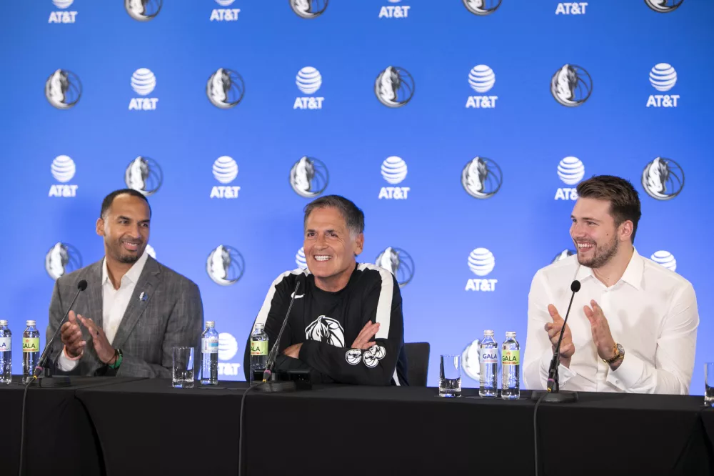 Nico Harrison, lastnik mo&scaron;tva v ligi NBA Dallas Mavericks Mark Cuban, Luka Dončić- 10.08.2021 - novinarska konferenca Luke Dončića in vodstva ameri&scaron;ke ekipe Dallas Mavericks ob podpisu nove petletne pogodbe v vrednosti 207 milijonov dolarjev za sezono 2022/23, //FOTO: Matjaž Ru&scaron;t / Foto: Matjaž Ru&scaron;t
