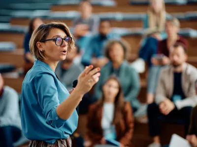 Mid adult businesswoman talking to group of seminar attendees in conference hall. / Foto: Drazen Zigic