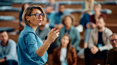Mid adult businesswoman talking to group of seminar attendees in conference hall. / Foto: Drazen Zigic