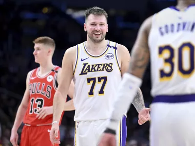 Los Angeles Lakers guard Luka Doncic (77) smiles after making a basket against the Chicago Bulls of an NBA basketball game Saturday, March 22, 2025, in Los Angeles. (AP Photo/Wally Skalij) / Foto: Wally Skalij