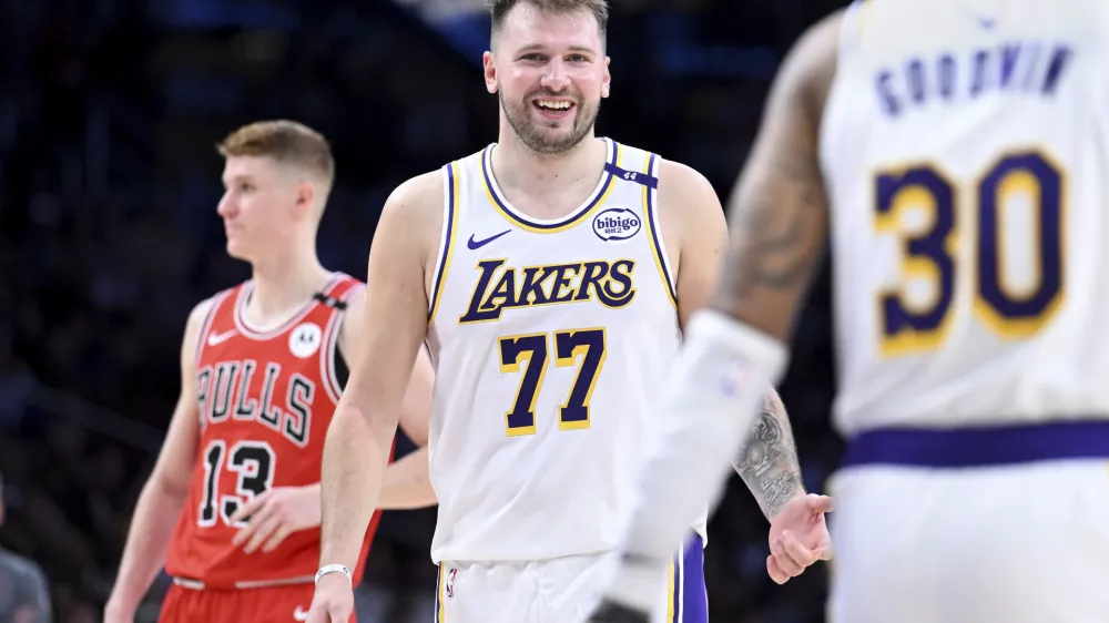 Los Angeles Lakers guard Luka Doncic (77) smiles after making a basket against the Chicago Bulls of an NBA basketball game Saturday, March 22, 2025, in Los Angeles. (AP Photo/Wally Skalij) / Foto: Wally Skalij