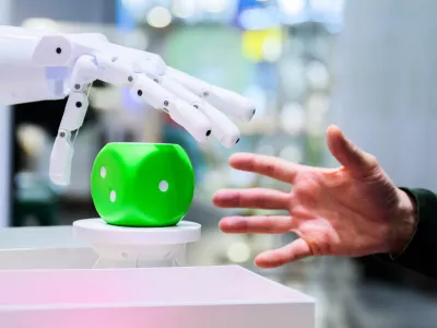 Na industrijskem sejmu v nem&scaron;kem Hannovru mo&scaron;ki komunicira z robotom iz učne platforme pib@school&nbsp;za robotiko, 3D-tiskanje in umetno inteligenco, ki učencem nudi praktične izku&scaron;nje na teh področjih.&nbsp;/ Foto: dpa