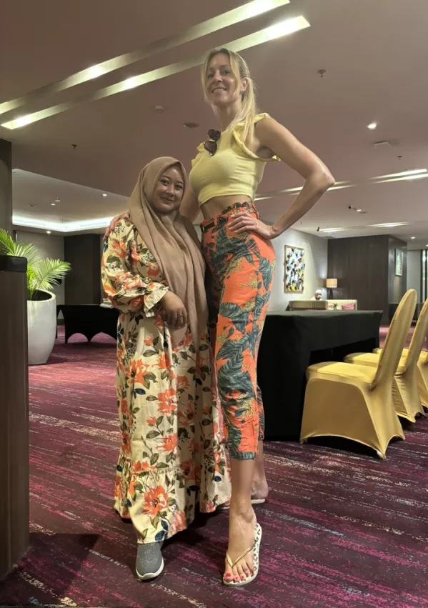 Njena visoka postava je &scaron;e bolj izrazita, ko se postavi ob majhne Indonezijke. Po dolžini nog pa je četrta v Guinnessovi knjigi rekordov. / Foto: Ramona Irgolič