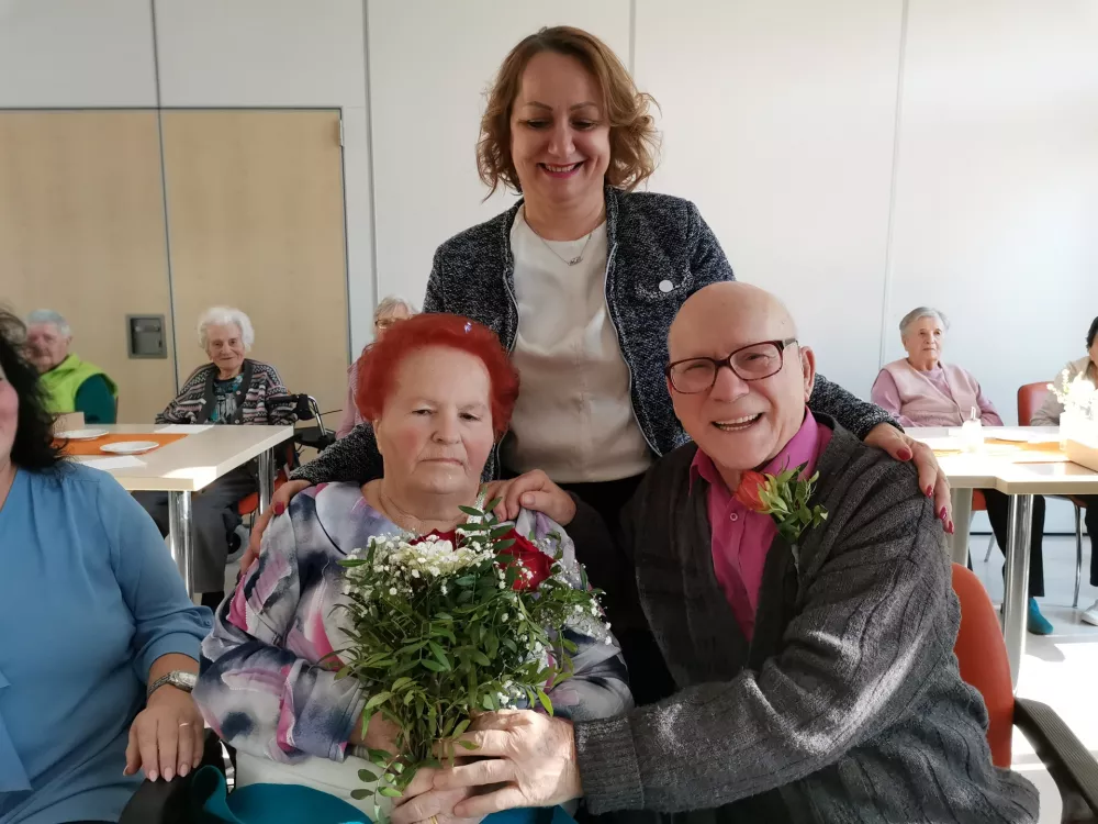 Ivani in Benjaminu Oblaku je vo&scaron;čila tudi direktorica doma Nadja Gantar. Foto: arhiv DUK