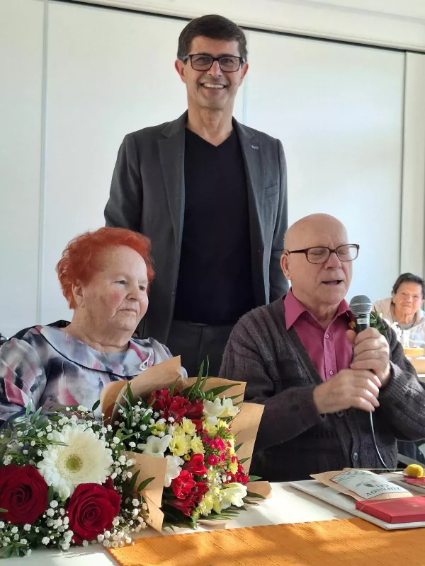 Svojci so jima pripravili lepo praznovanje, vo&scaron;čil pa jima je tudi kranjski župan Matjaž Rakovec. Foto: Tina Jereb