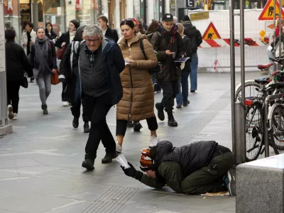 04.11.2024 - simbolična fotografija - upokojenci, pokojnina, beračenjeFoto. Tomaž Skale