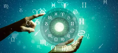 Astrological zodiac signs inside of horoscope circle. Astrology, knowledge of stars in the sky over the milky way and moon. The power of the universe concept. / Foto: Peach_istock