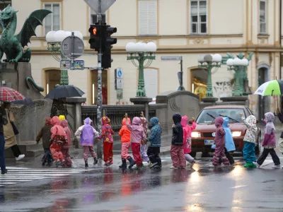 Vremenska slika12.09.2024 - Dež - Deževje v Ljubljani - otroci - dežni pla&scaron;čFoto: Luka Cjuha