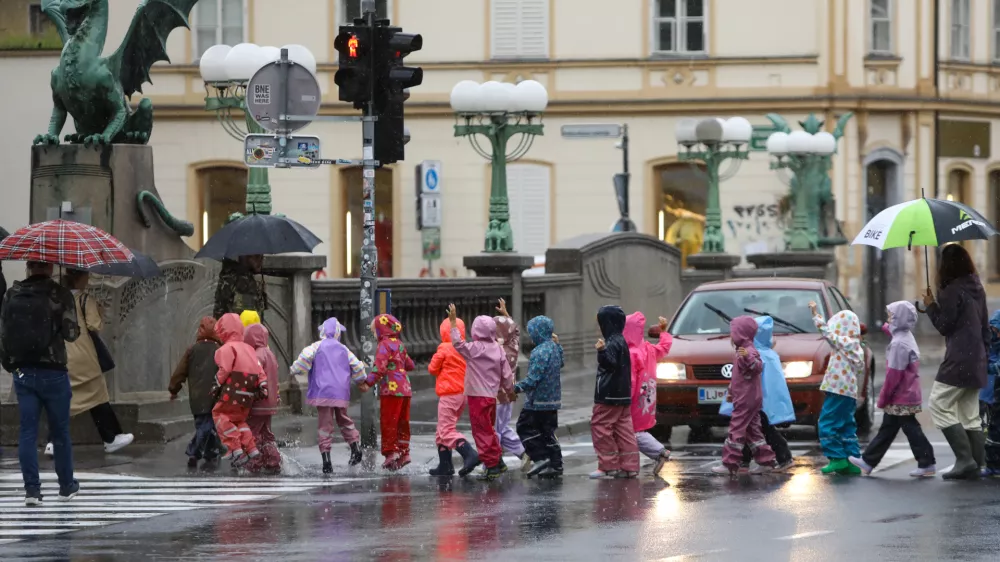 Vremenska slika12.09.2024 - Dež - Deževje v Ljubljani - otroci - dežni pla&scaron;čFoto: Luka Cjuha