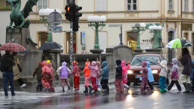 Vremenska slika12.09.2024 - Dež - Deževje v Ljubljani - otroci - dežni pla&scaron;čFoto: Luka Cjuha