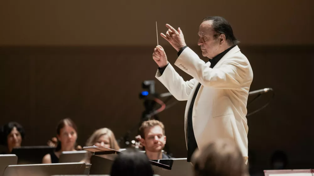 &Scaron;vicarski dirigent Charles Dutoit bo Orkester Slovenske filharmonije, ki se pod njegovo taktirko kar prerodi, bo v novi filharmonični sezoni orkestru dirigiral na kar treh koncertih. F Darja &Scaron;travs Tisu 