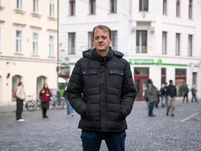 &raquo;Hotel sem pokazati, da izbrisani niso samo žrtve, temveč tudi akterji svojih življenj in skupnosti, da ravno tako proizvajajo vednost, ki je ne smemo presli&scaron;ati,&laquo; pojasnjuje pisatelj in novinar Andraž Rožman. Foto: Kolja Kragelj