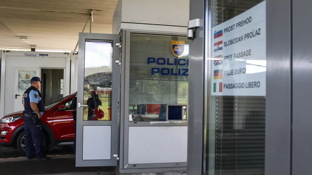 va&scaron;ka meja- prost prehod za državljane EU -- policija izvaja nadzor za&nbsp;državljane tretjih držav&nbsp;-&nbsp;- 2110.2023 &ndash; ponovni začasni nadzor na mejnih prehodih -&nbsp;uvedba deset dnevnega nadzora na mejah s Hrva&scaron;ko in Madžarsko -&nbsp;12 kontrolnih točk na hrva&scaron;ki in dve na madžarski meji -&nbsp;//FOTO: Bojan Velikonja