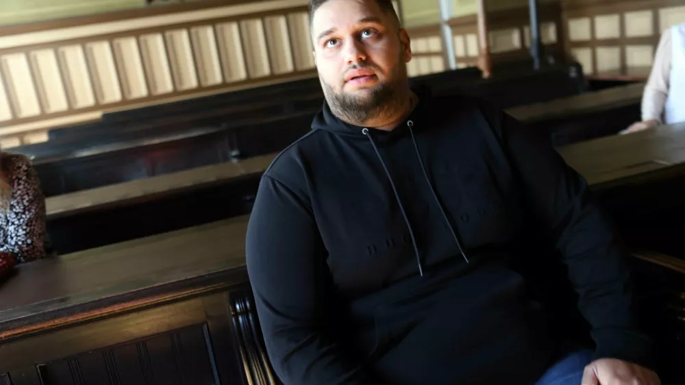 Valentino Beganović - 03.10.2022 &ndash; sojenje &ndash; predobravnavni narok za Rokija Bajrića in njegovega deset let starej&scaron;ega brata Mirsada ter Valentina Beganovića, zaradi strelskega spopada na terasi lokala Kofi plac ob tržnici sredi ljubljanskega BTC,//FOTO: Tomaž Skale