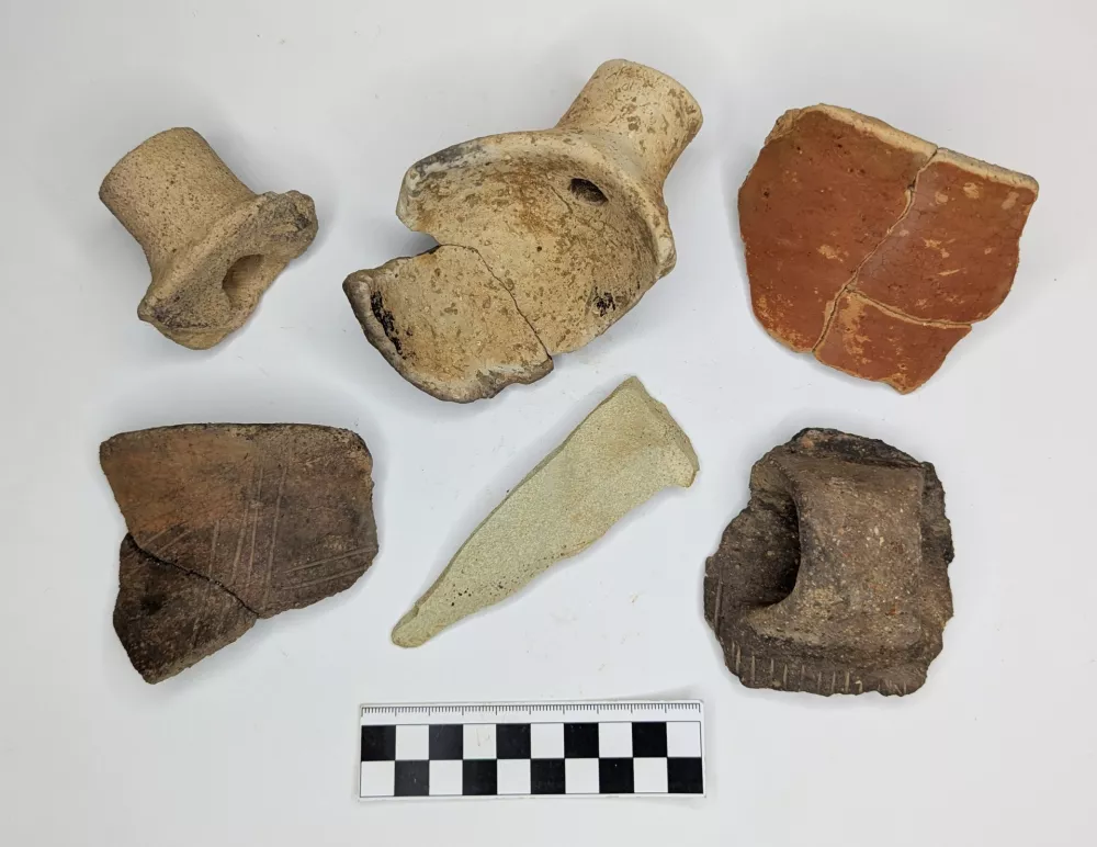 Najdbe z najdb z arheolo&scaron;kih izkopavanj v Komendi: keramični zajemalki, kamnita klina in odlomki prazgodovinskega kuhinjskega posodja. Foto Teja Sagadin Pisnik