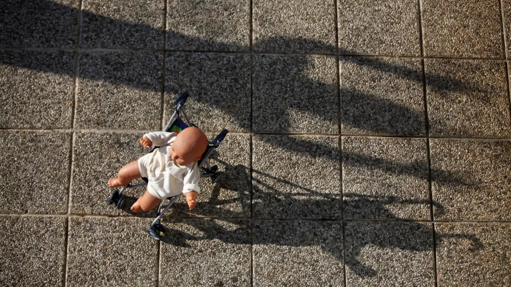 simbolična fotografija - nasilje nad otroci - pedofilija - Hi&scaron;a zavetja Palčica - prehodni dom za zlorabljene otroke v pred&scaron;olskem obdobju stare od 0 do 6 let, Brvace 41 - Grosuplje//FOTO: Luka CjuhaOPOMBA: ZA OBJAVO V PRILOGI - DNEVNIKOV OBJEKTIV - INTERVJU 2012