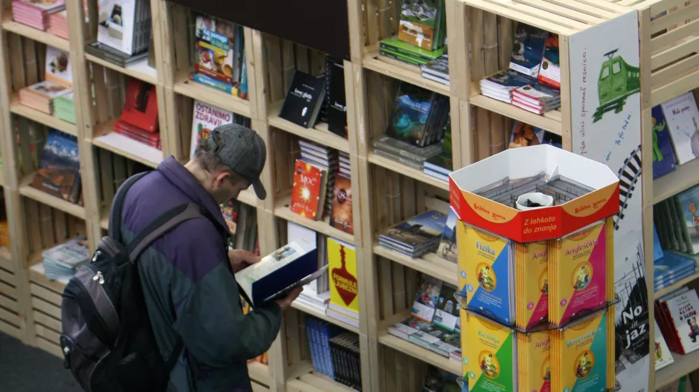 branje - tablični računalnik in knjiga- festival knjige in umetnosti Muza 2012 - //FOTO: Tomaž Skale