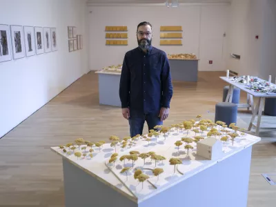 &raquo;Tudi simbolična dejanja imajo smisel, saj se morda lahko prevedejo v nekaj konkretnega, resničnega,&laquo; meni ameri&scaron;ki umetnik Sam Durant, ki se v MSUM predstavlja s participativnim projektom Spomeniki, načrti in utopije. Foto: Jaka Gasar