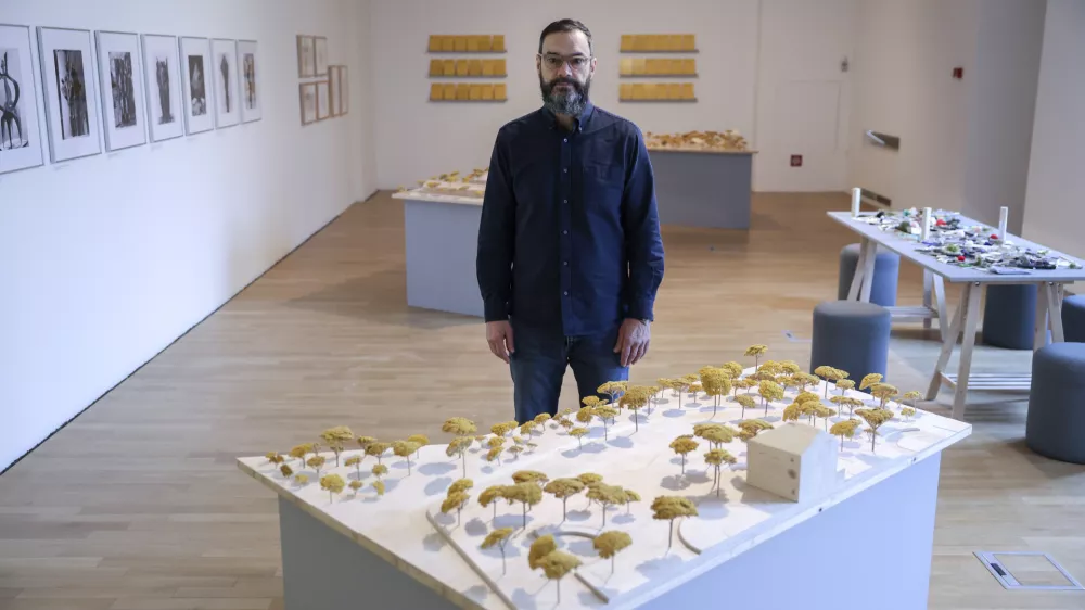 &raquo;Tudi simbolična dejanja imajo smisel, saj se morda lahko prevedejo v nekaj konkretnega, resničnega,&laquo; meni ameri&scaron;ki umetnik Sam Durant, ki se v MSUM predstavlja s participativnim projektom Spomeniki, načrti in utopije. Foto: Jaka Gasar