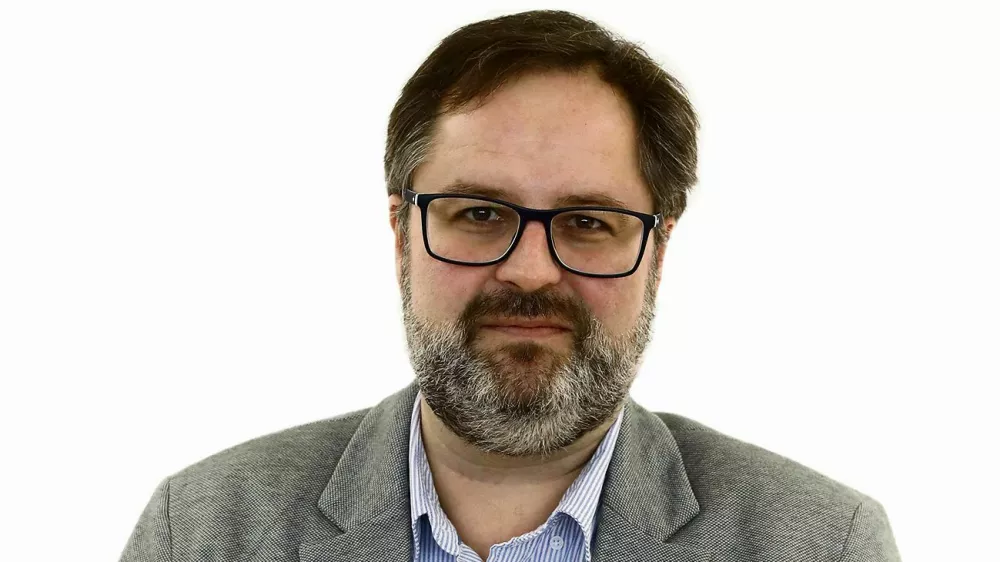 Ale&scaron; Gaube- Redakcija Dnevnik 2024 - portreti za komentarje in kolumne - kolumnisti - komentatorji &ndash; novinarji - portret //FOTO: Luka Cjuha