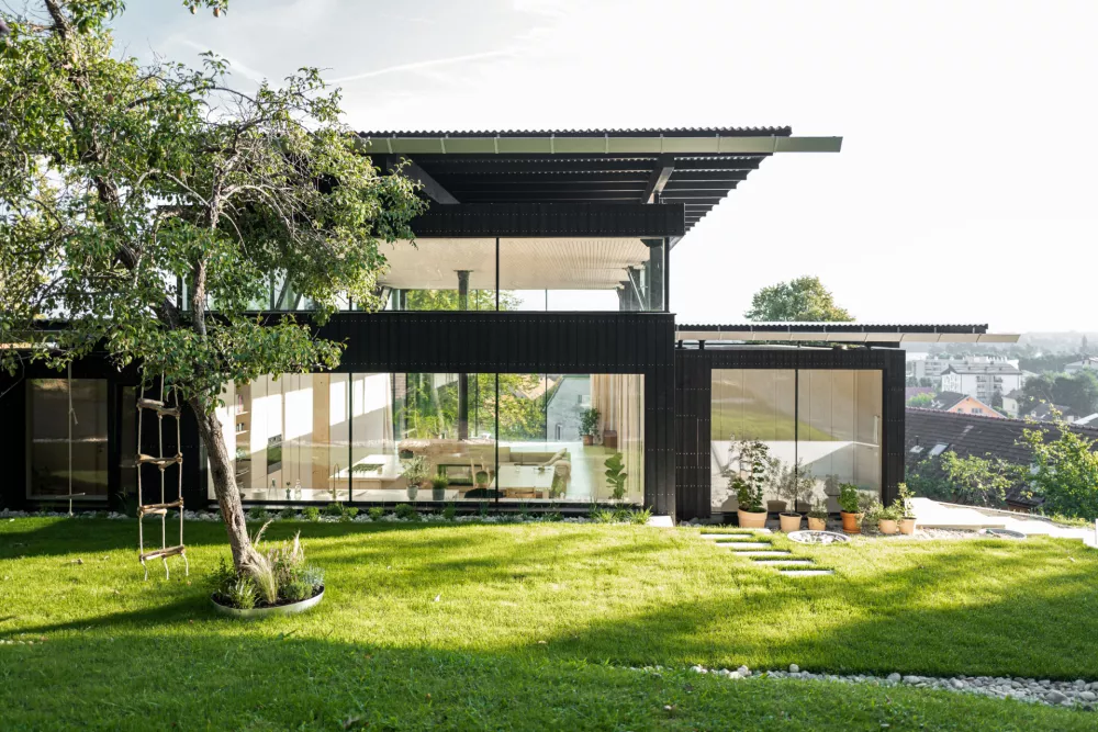 Hi&scaron;a nad mestom v Ljutomeru (2024); avtorji: Vid de Gleria, Jure Henigsman, Žan Keti&scaron;, Manca Starman, Sa&scaron;a &Scaron;tuhec - STRIP LAB Foto: STRIP LAB