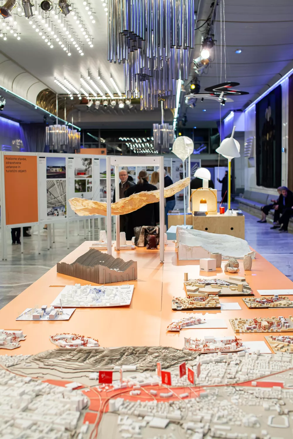 Arhitektura Inventura 2022&ndash;2024 je pregledna bienalna razstava aktualnih realiziranih projektov slovenskih arhitektov v Cankarjevem domu, prostoru, ki ga je zasnoval arhitekt Edvard Ravnikar. Foto: Kristina Bursač