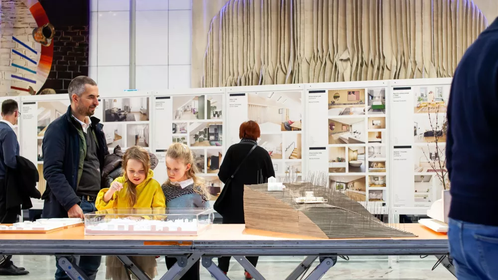 Projekti na razstavi Arhitektura Inventura 2022&ndash;2024 so naravnani tudi na prihodnje generacije. Foto: Kristina Bursač