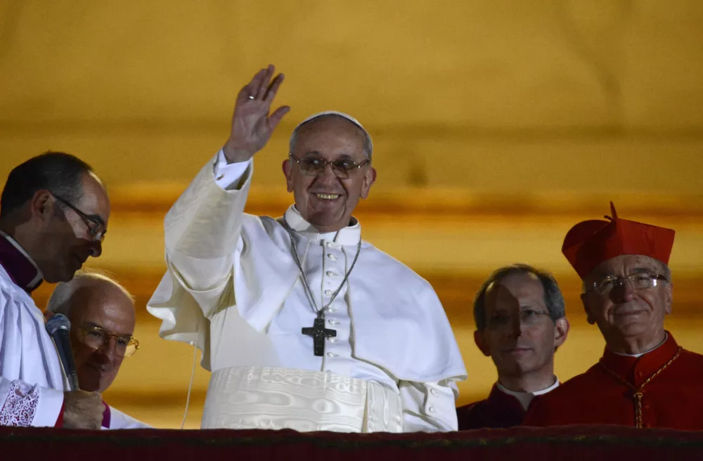 KUPLJENA - Newly elected Pope Francis, Cardinal Jorge Mario Bergoglio of Argentina appears on the balcony of St. Peter's Basilica after being elected by the conclave of cardinals, at the Vatican, March 13, 2013. White smoke rose from the Sistine Chapel chimney and the bells of St. Peter's Basilica rang out on Wednesday, signaling that Roman Catholic cardinals had elected a pope to succeed Benedict XVI.  REUTERS/Dylan Martinez (VATICAN - Tags: RELIGION POLITICS)  - RTR3EXY1