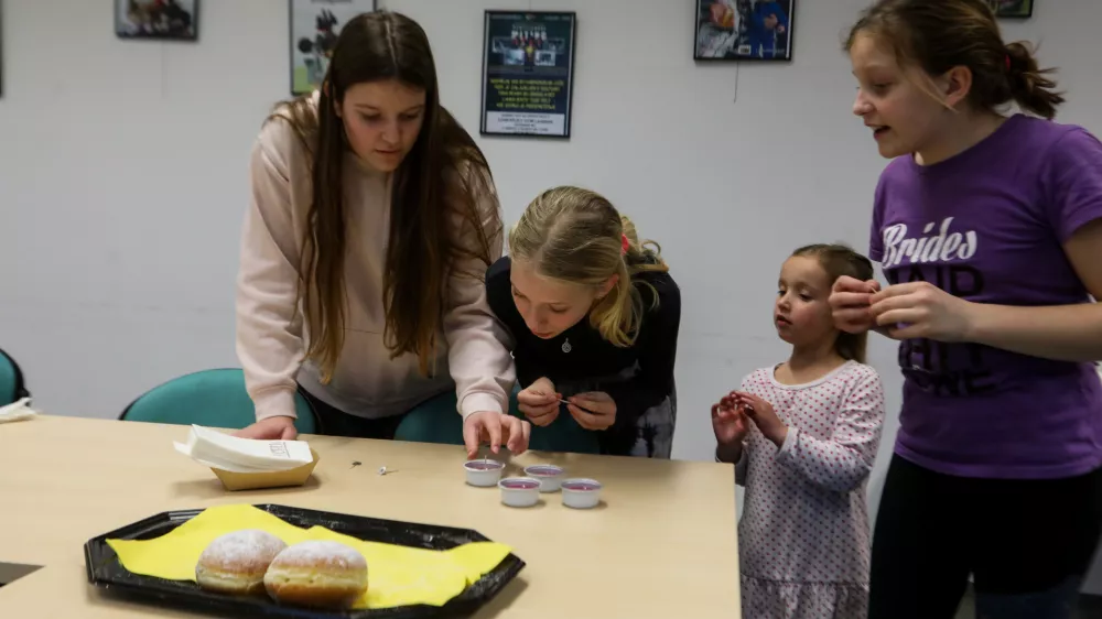 Učenke Osnovne &scaron;ole Ka&scaron;elj so z zanimanjem spremljale izdelovanje svečk. Foto: Bojan Velikonja