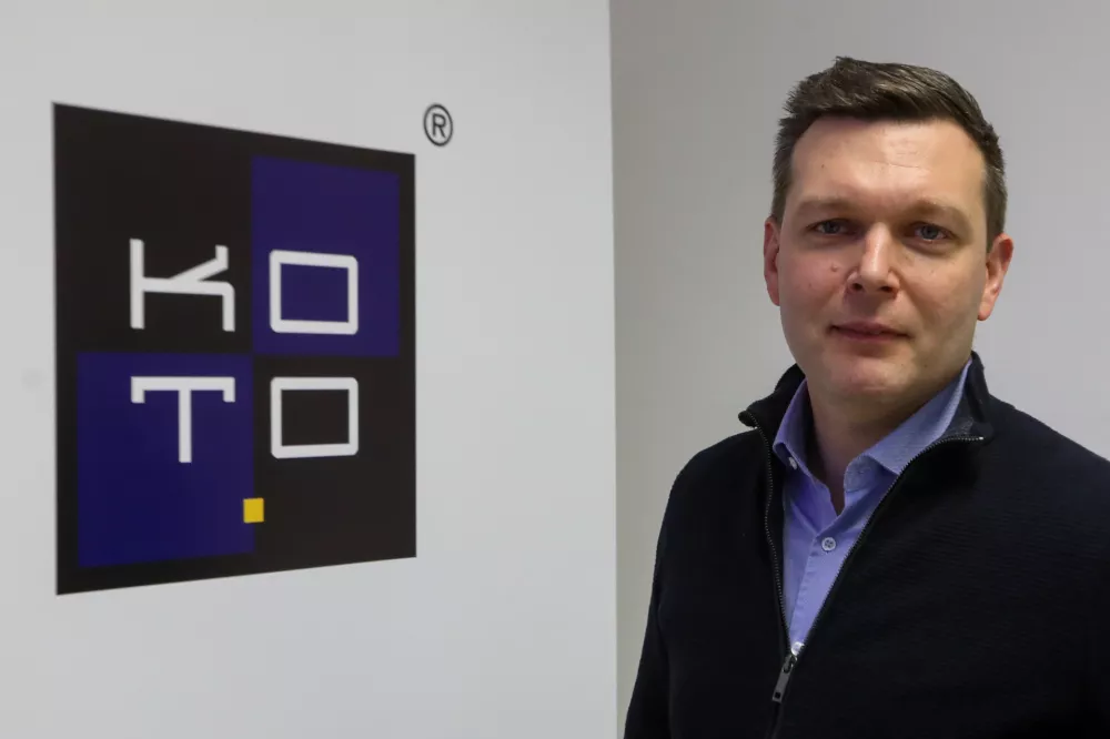 Peter Jenko iz podjetja Koto je predstavil tudi možnost prevzema rabljenega jedilnega olja v njihovem podjetju, saj ga prebivalci lahko preprosto oddajo vratarju. Foto:&nbsp;Bojan Velikonja