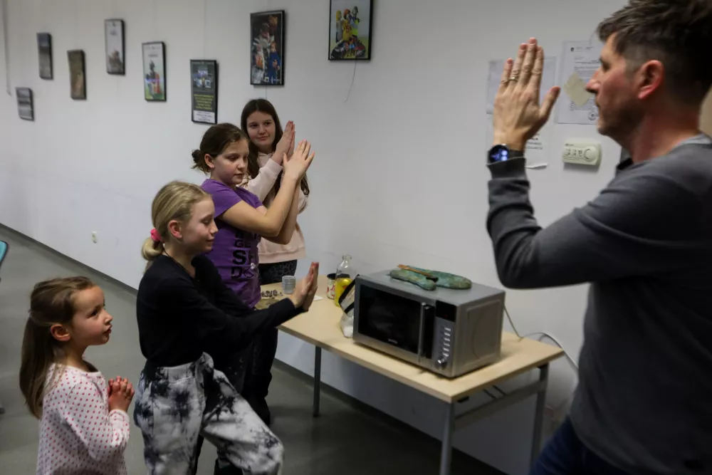 Učenke so prisluhnile Bogdanu Dobniku iz socialnega podjetja Bolje, ki je na zanimiv in zabaven način podajal informacije o recikliranju jedilnega olja. Foto: Bojan Velikonja