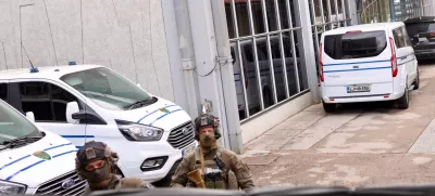 Privedbe v zadevi Mafijski umor na Brdu. Dino Muzaferovič Cezar in dva sostorilca privedena pred sodnika. Cezar je osumljen umora osebe Satko Zovko. Policija, Specialna enota, pravosodni policisti