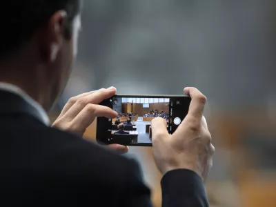 - simbolična fotografija - telefoniranje - mobilni telefon - poslanska dvorana- 17.08.2018 &ndash; 5. Izredna seja DZ &ndash; Državni zbor RS &ndash; poslanci odločali o kandidatu za predsednika vlade Marjanu &Scaron;arcu //FOTO: Matjaž Ru&scaron;t