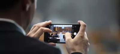 - simbolična fotografija - telefoniranje - mobilni telefon - poslanska dvorana- 17.08.2018 – 5. Izredna seja DZ – Državni zbor RS – poslanci odločali o kandidatu za predsednika vlade Marjanu Šarcu //FOTO: Matjaž Rušt