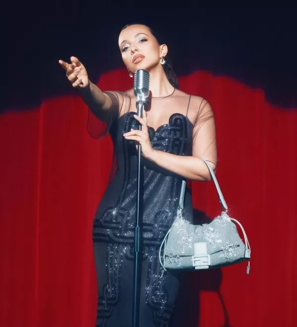 Britanska pop pevka Jade s torbico Mamma Baguette  F PRESS FENDI