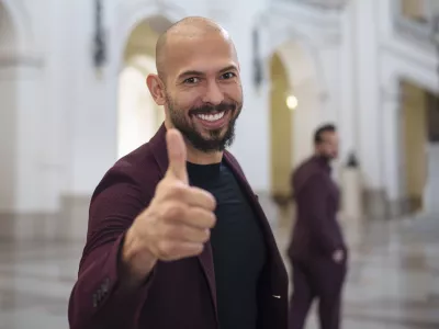 Zloglasni spletni vplivnež Andrew Tate je prepričan, da so ženske dobre le za rojevanje, posedanje doma, kuhanje kave in predvsem molčanje. oto: AP