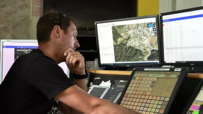 Dispečer v centru za obve&scaron;čanje Ljubljana / Foto: Neja Pavlica 